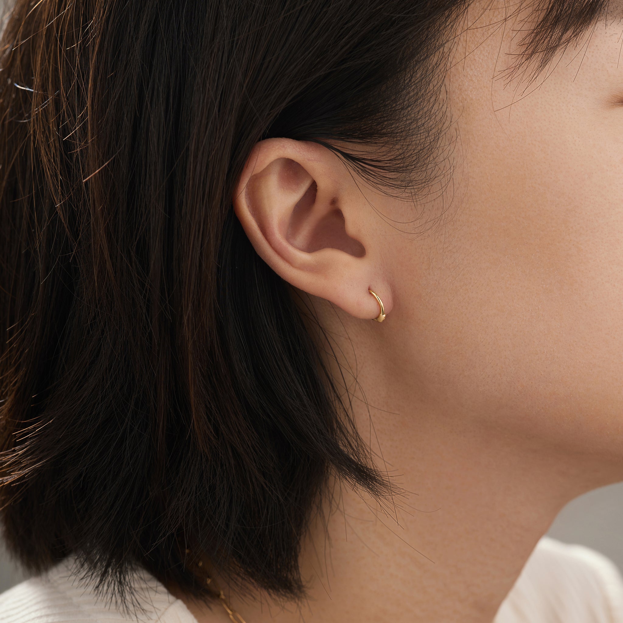 Cinch 7mm Gold Huggie Hoop Earrings | The Demi